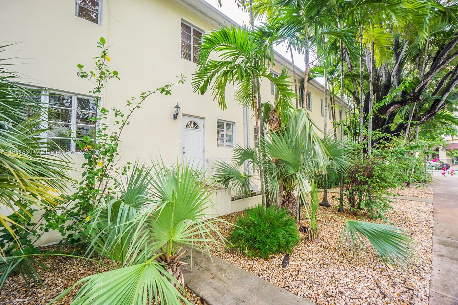 20 Alhambra Cir # 10
