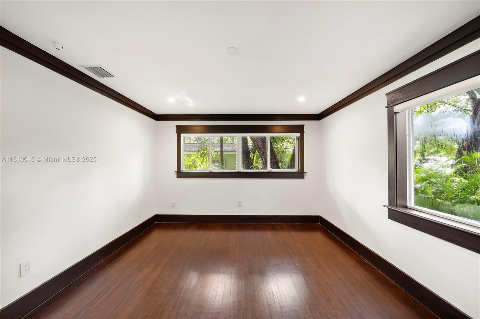160 W Sunrise Ave