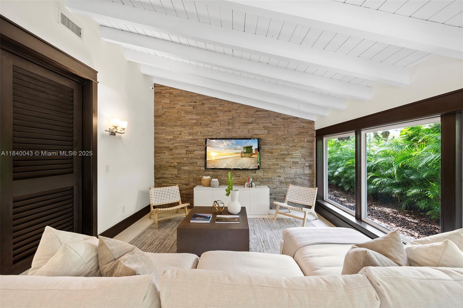 160 W Sunrise Ave