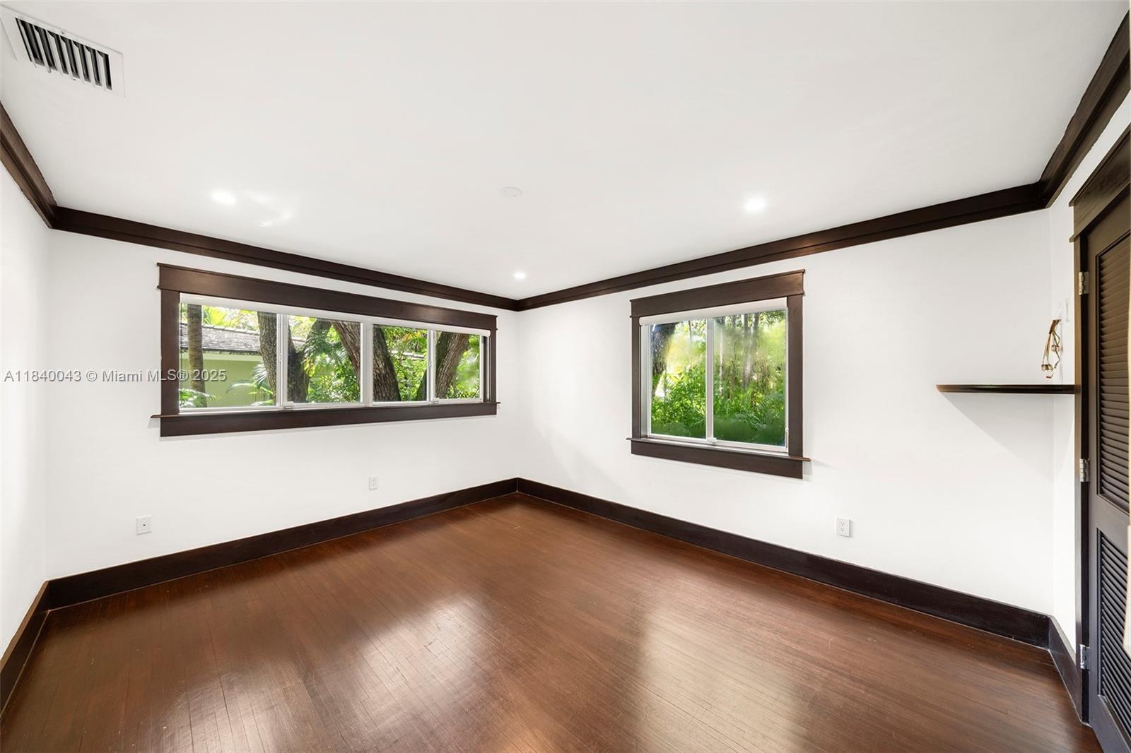 160 W Sunrise Ave