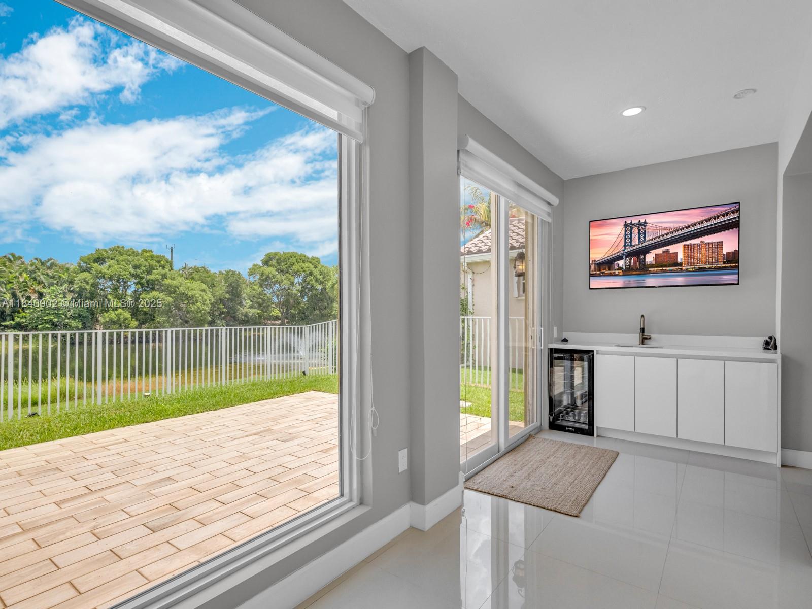 933 Falling Water Rd