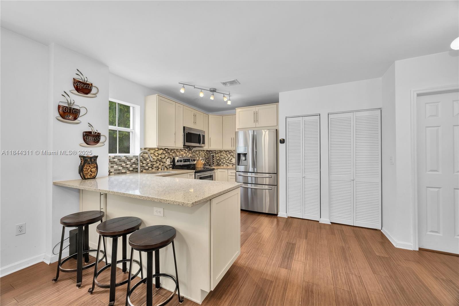 2850 Coconut Ave # 15