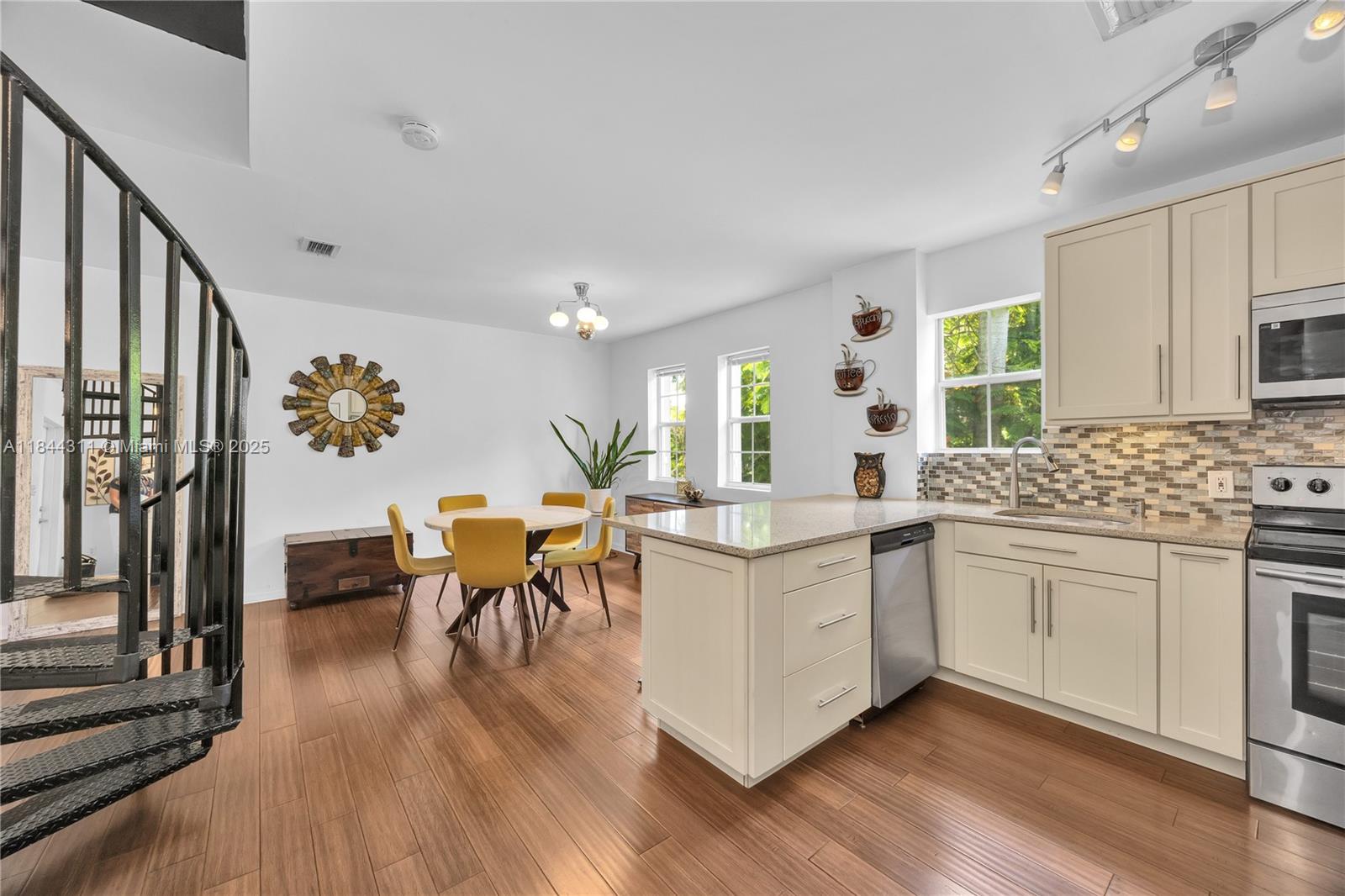 2850 Coconut Ave # 15