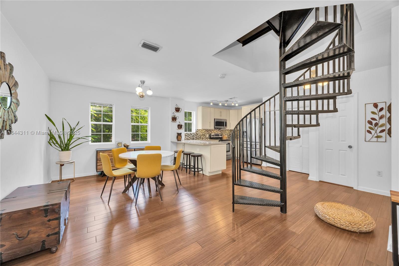 2850 Coconut Ave # 15