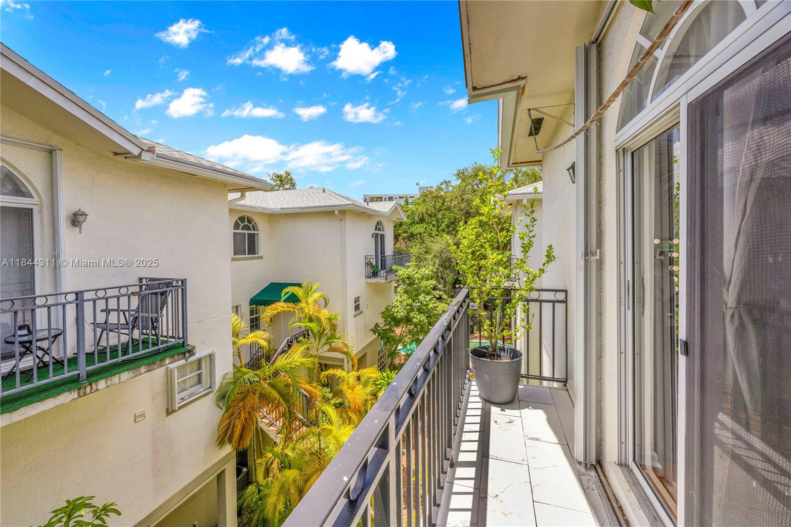 2850 Coconut Ave # 15