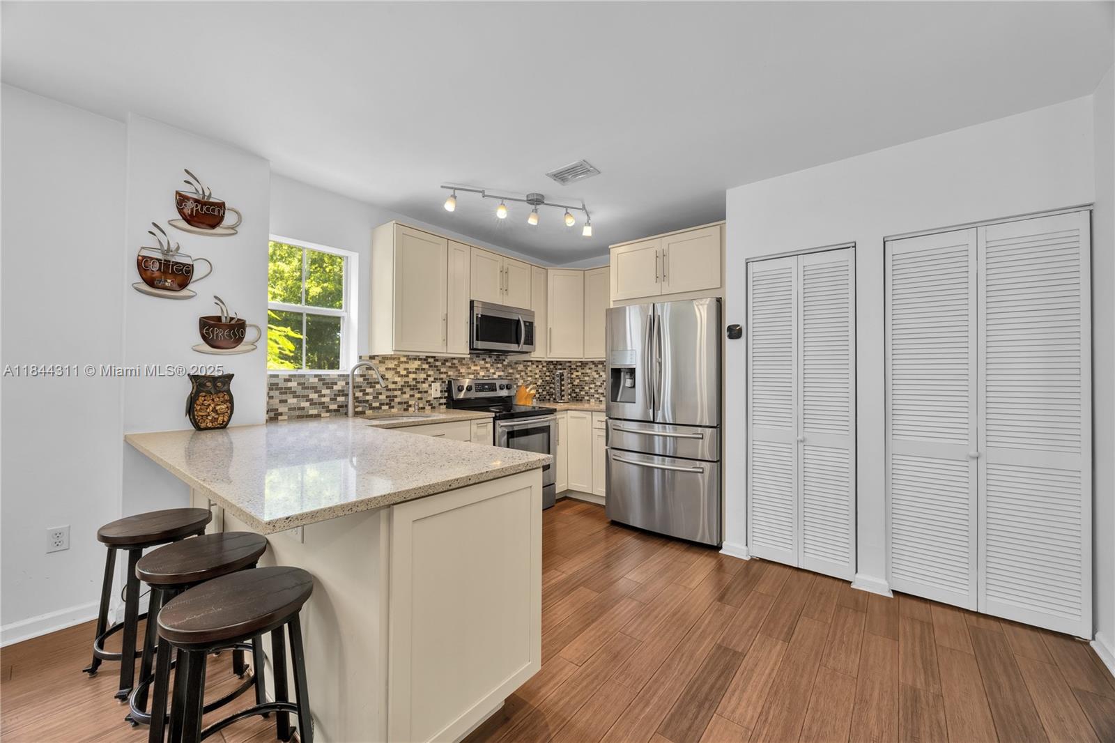 2850 Coconut Ave # 15