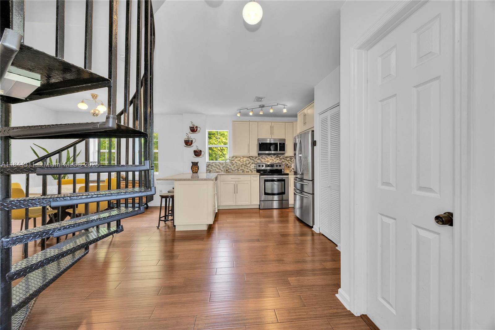 2850 Coconut Ave # 15