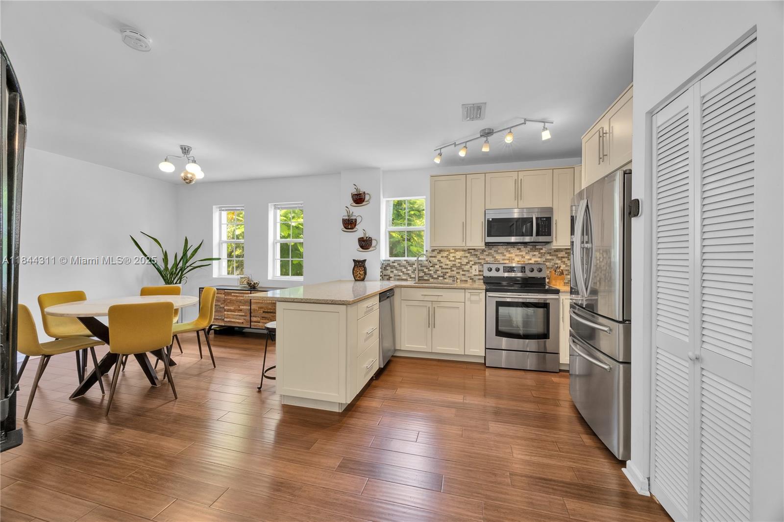 2850 Coconut Ave # 15