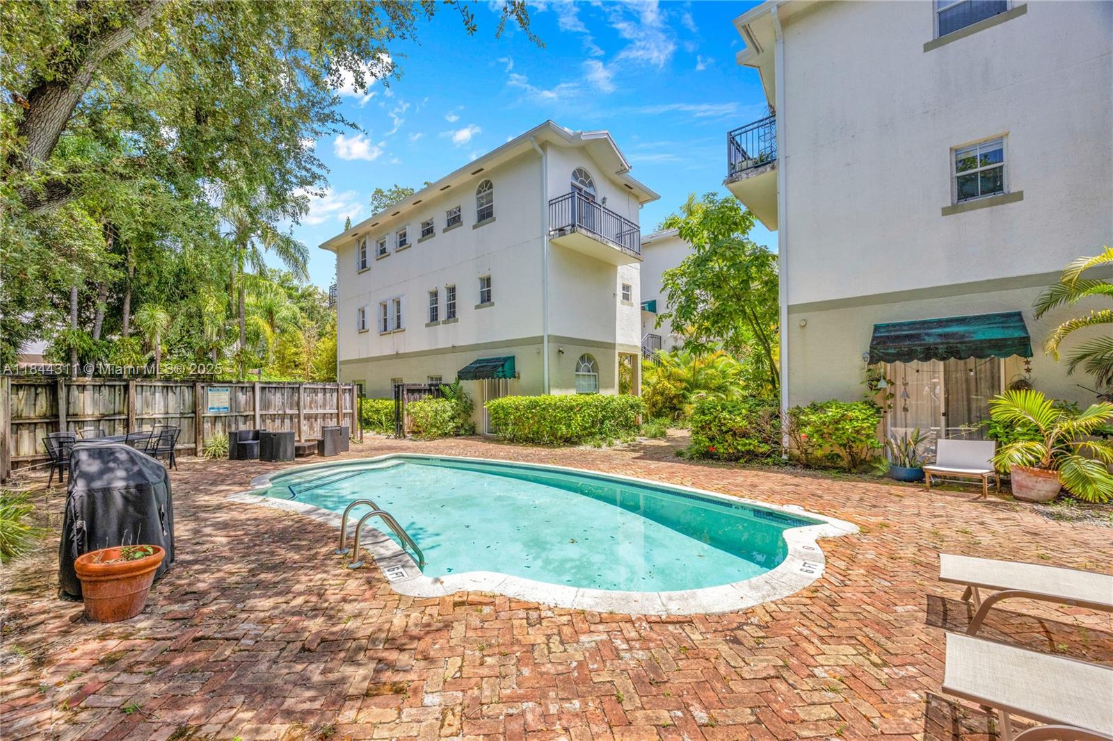 2850 Coconut Ave # 15