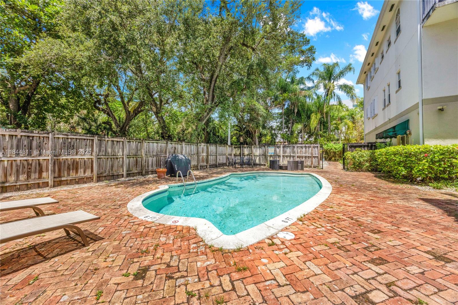 2850 Coconut Ave # 15