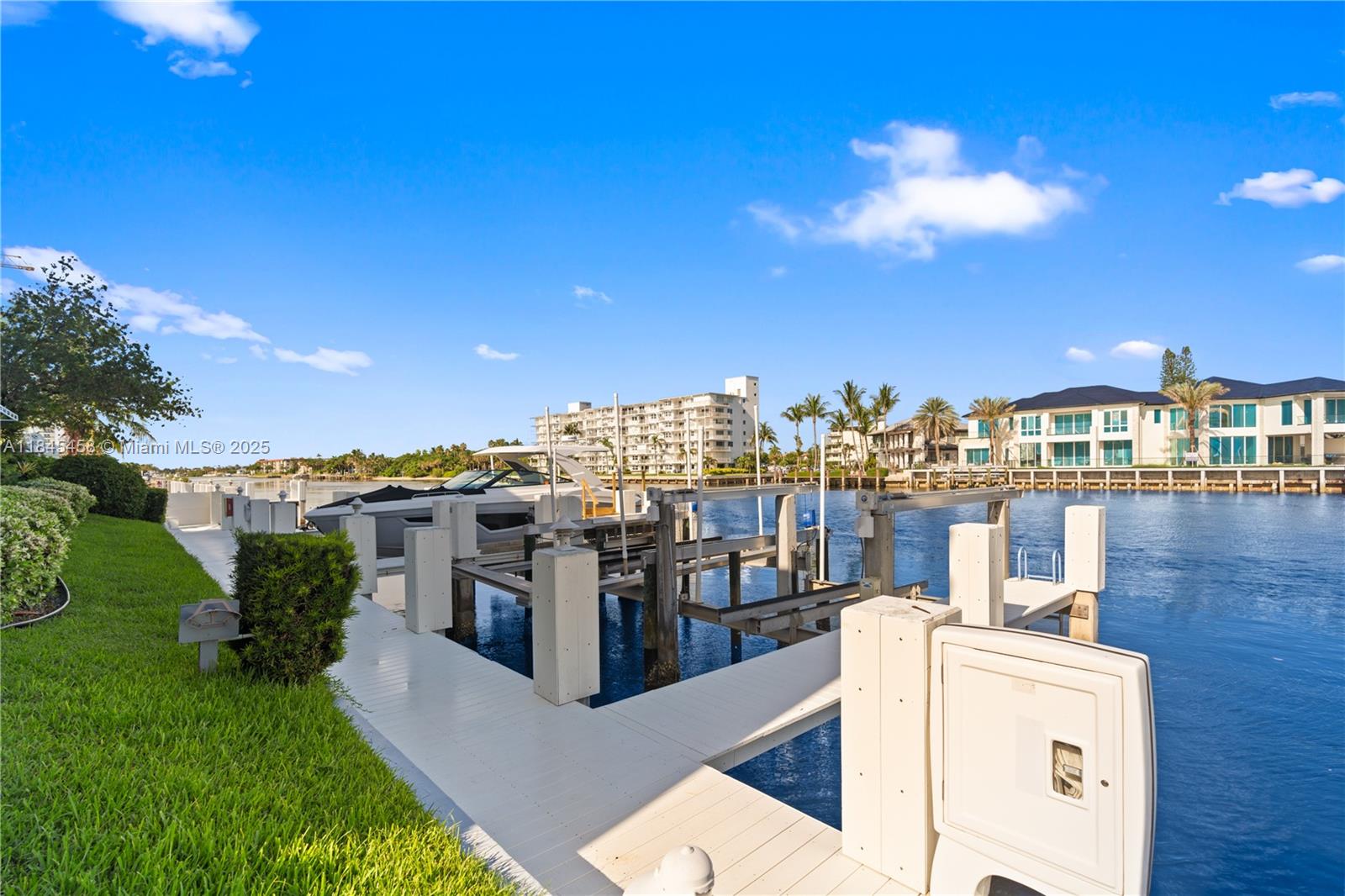 1194 Hillsboro Mile # 33