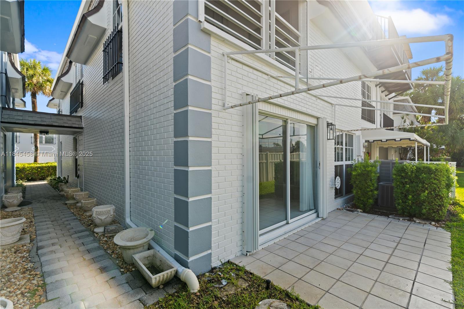 1194 Hillsboro Mile # 33