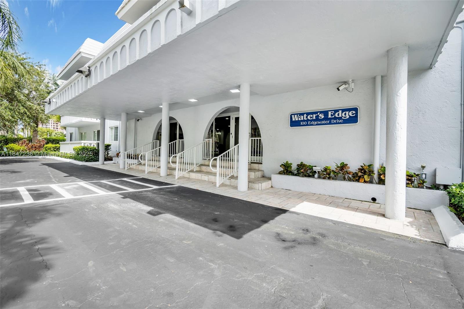 100 Edgewater Dr # 240
