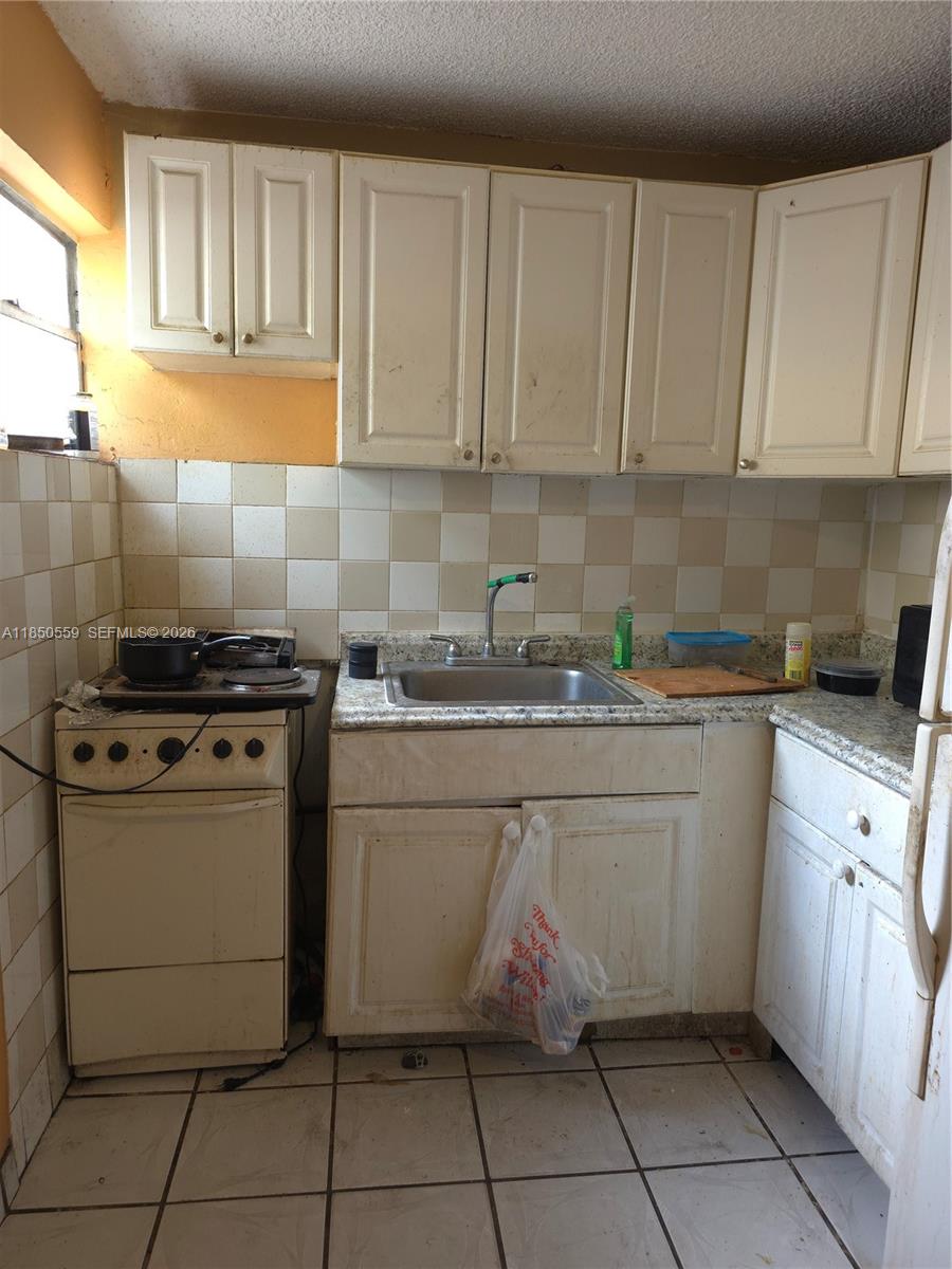 163 NW 18th Ct