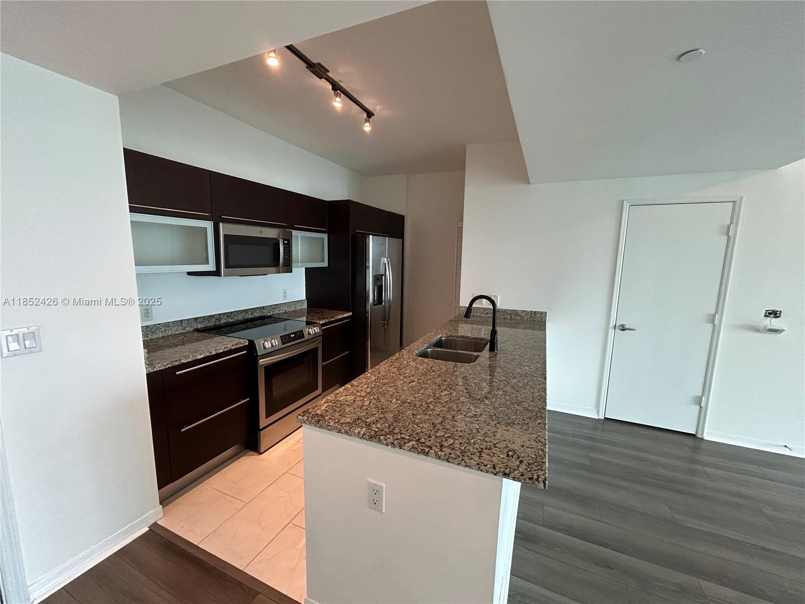 951 Brickell Ave # 3406