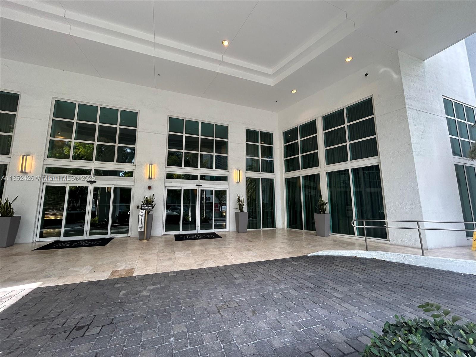 951 Brickell Ave # 3406