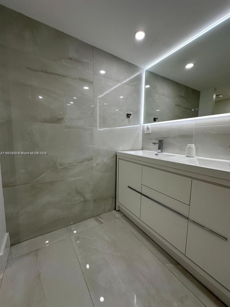 6039 Collins Ave # 414