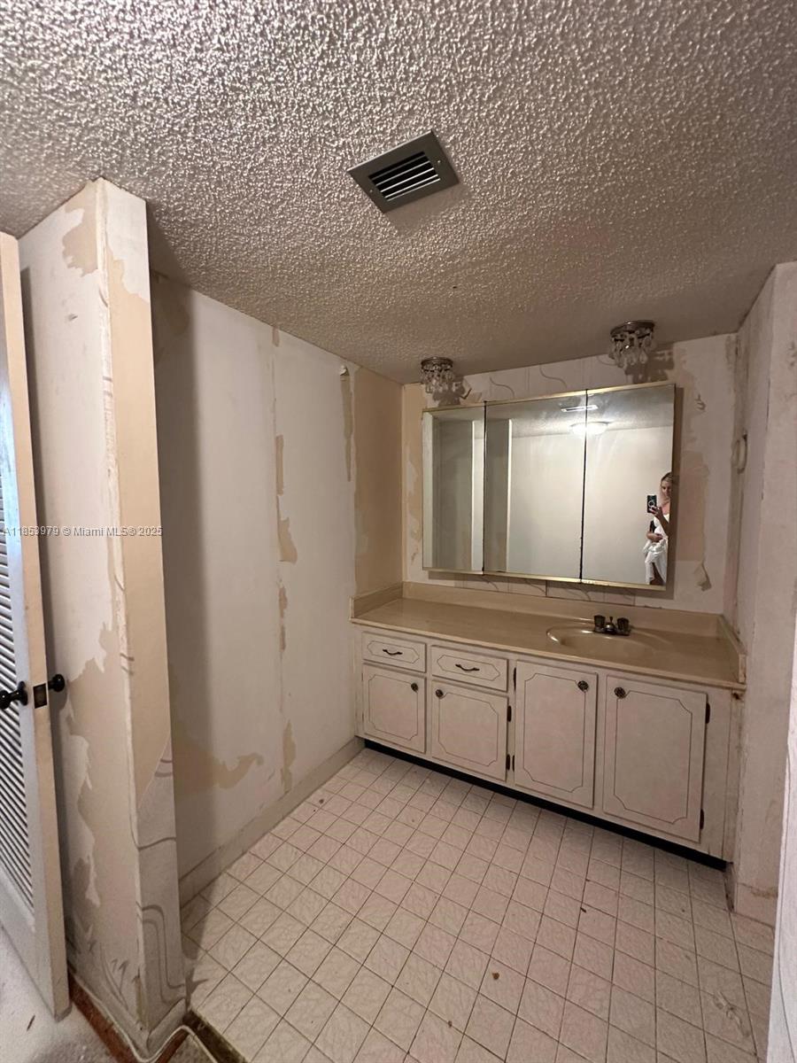 6039 Collins Ave # 414