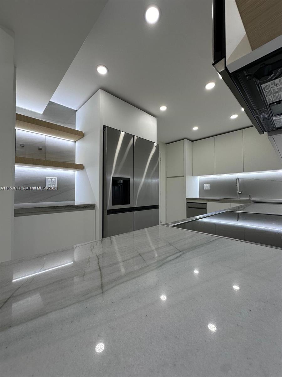 6039 Collins Ave # 414