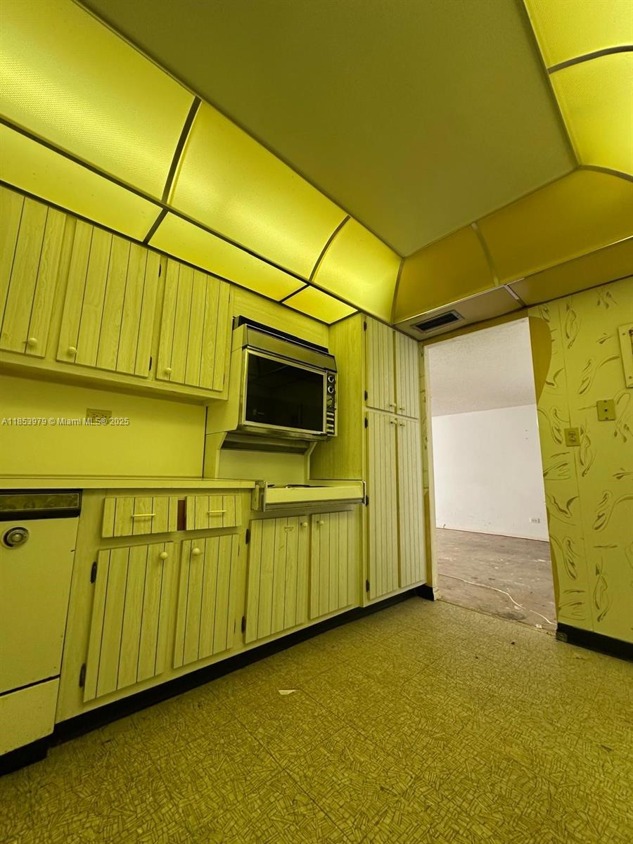 6039 Collins Ave # 414