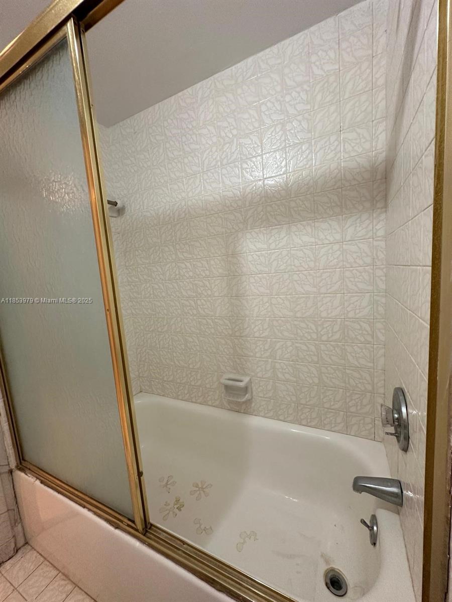 6039 Collins Ave # 414