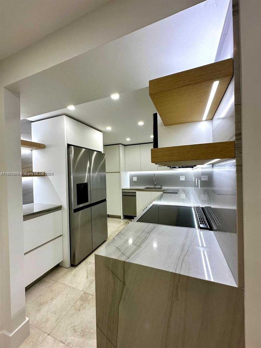 6039 Collins Ave # 414