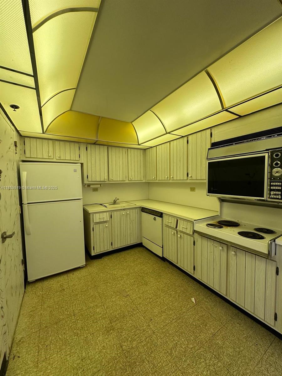 6039 Collins Ave # 414