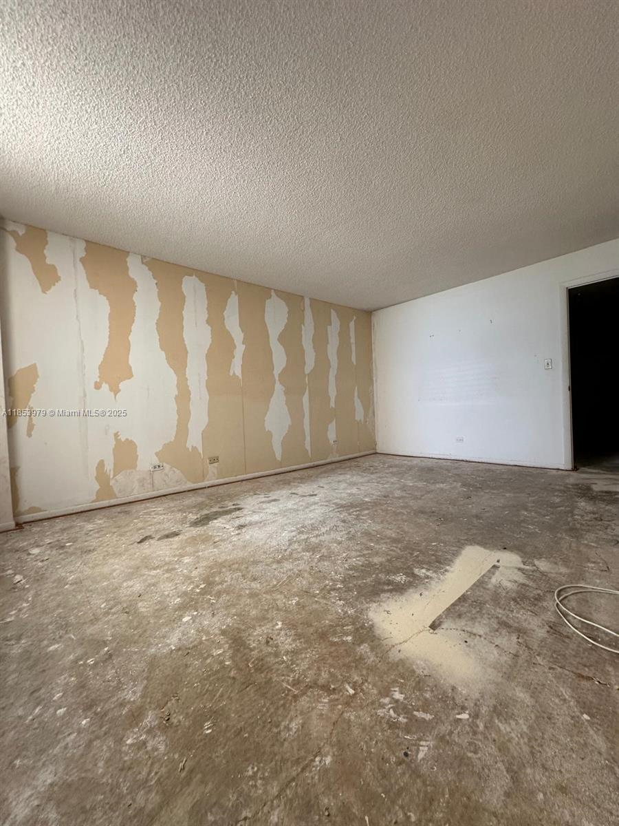 6039 Collins Ave # 414