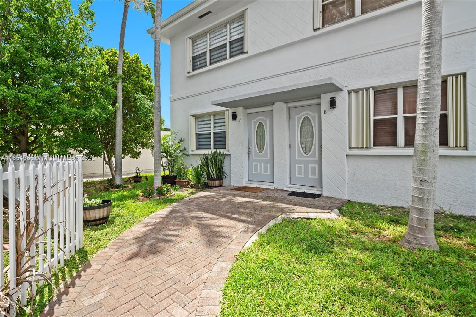 1701 N Treasure Dr # 7