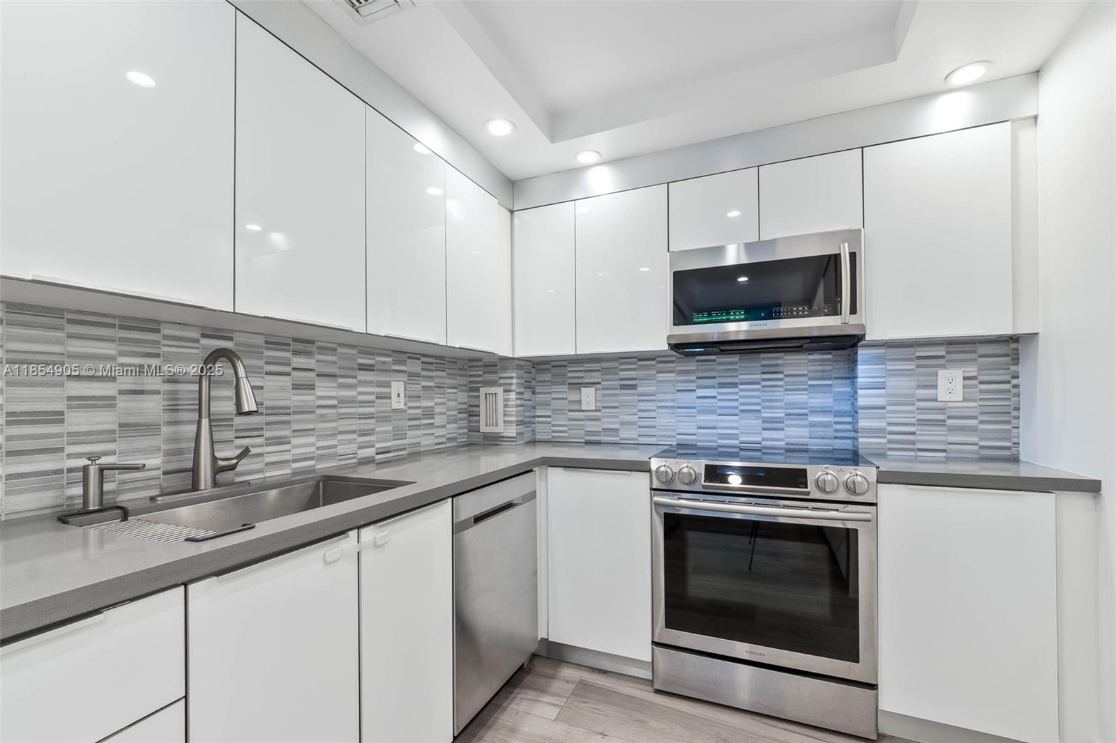 90 Edgewater Dr # 1015