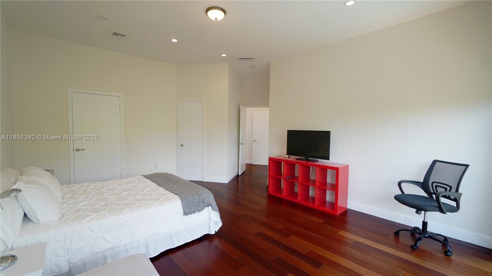 691 Ridgewood Rd