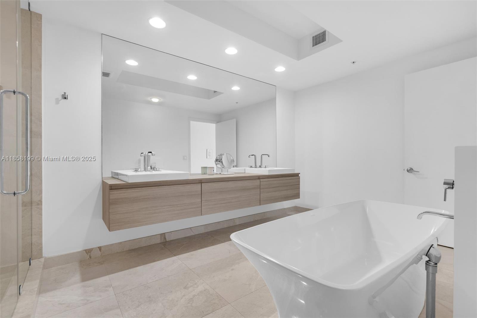 17111 BISCAYNE BL Unit: 506-S