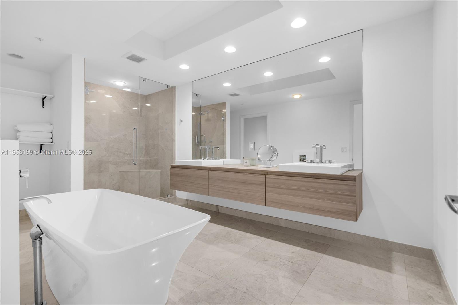 17111 BISCAYNE BL Unit: 506-S