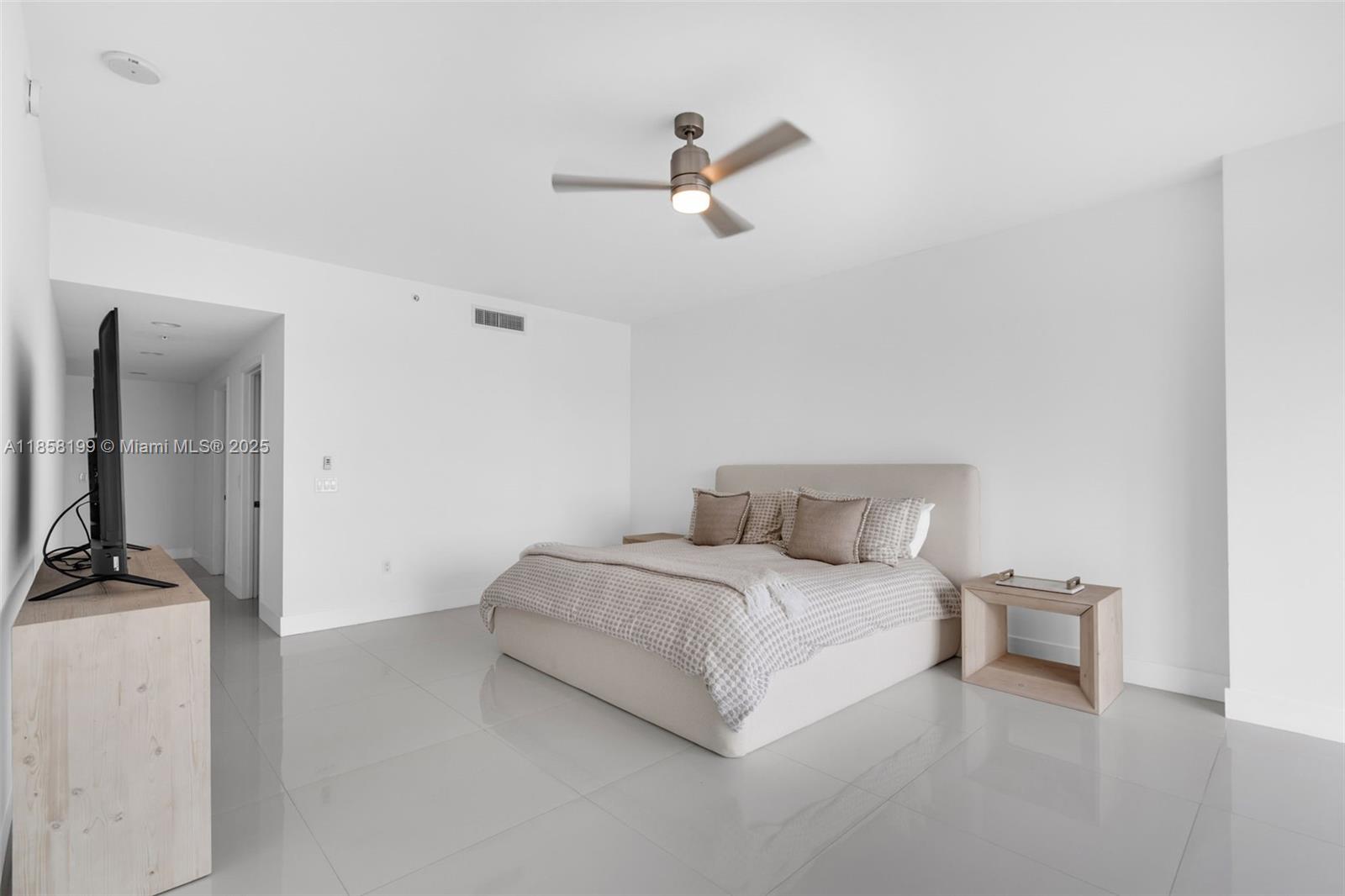 17111 BISCAYNE BL Unit: 506-S