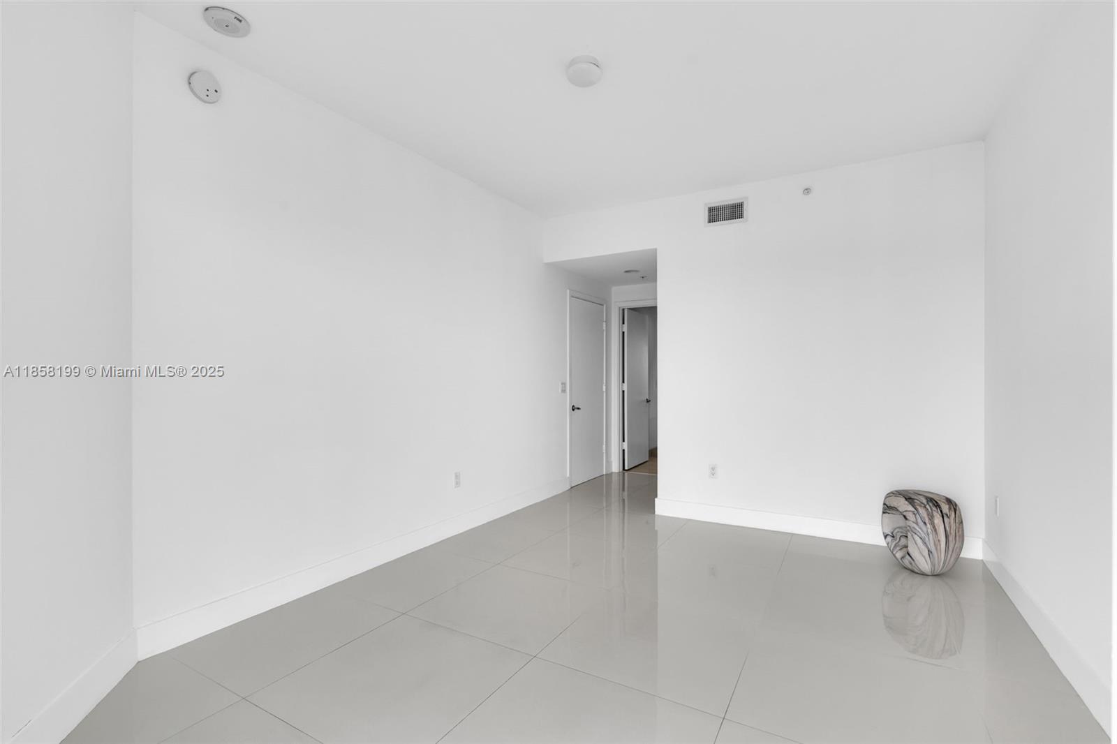 17111 BISCAYNE BL Unit: 506-S
