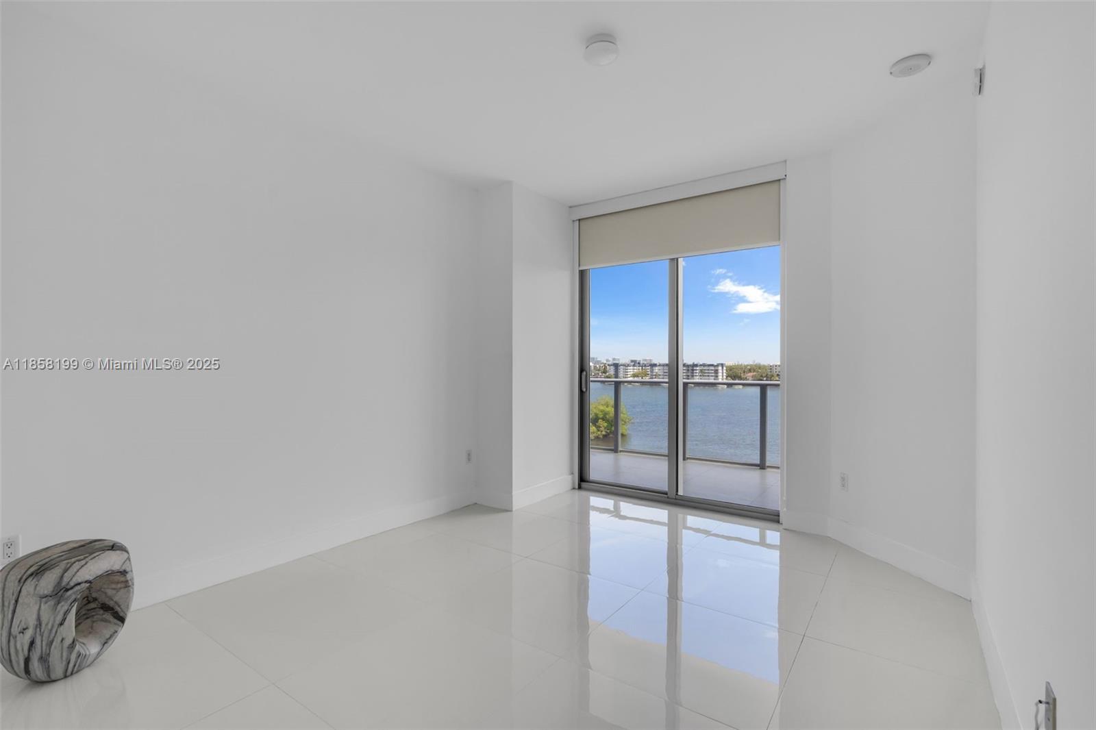 17111 BISCAYNE BL Unit: 506-S