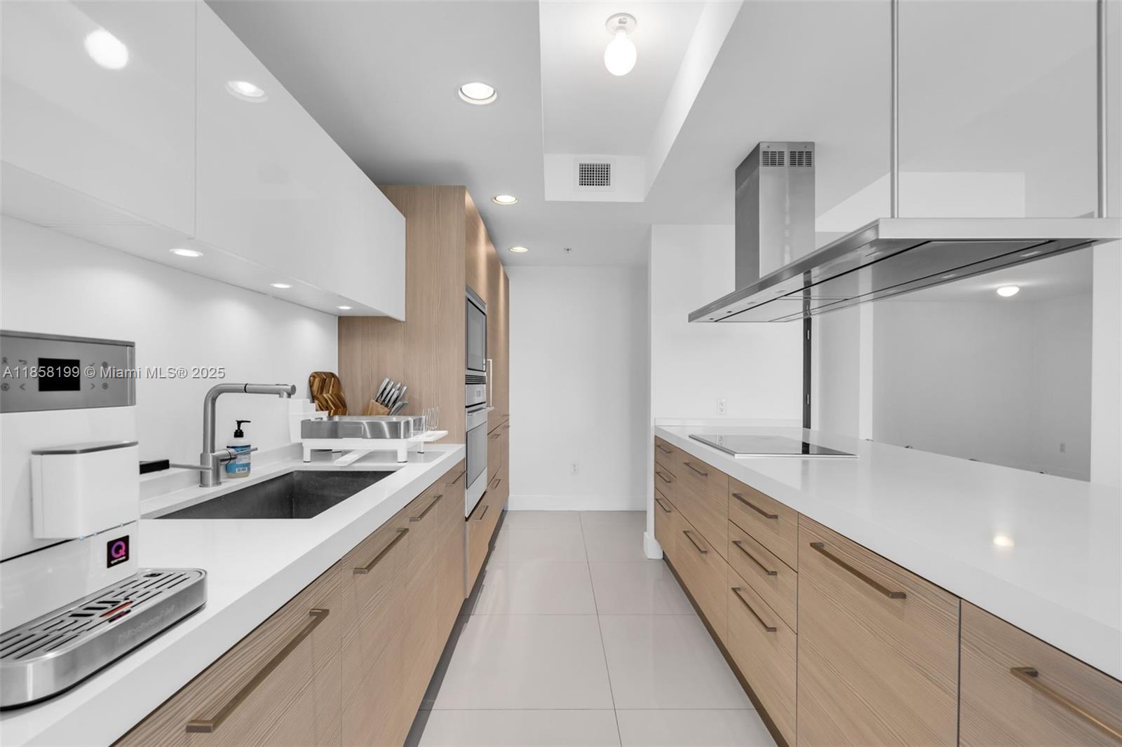 17111 BISCAYNE BL Unit: 506-S