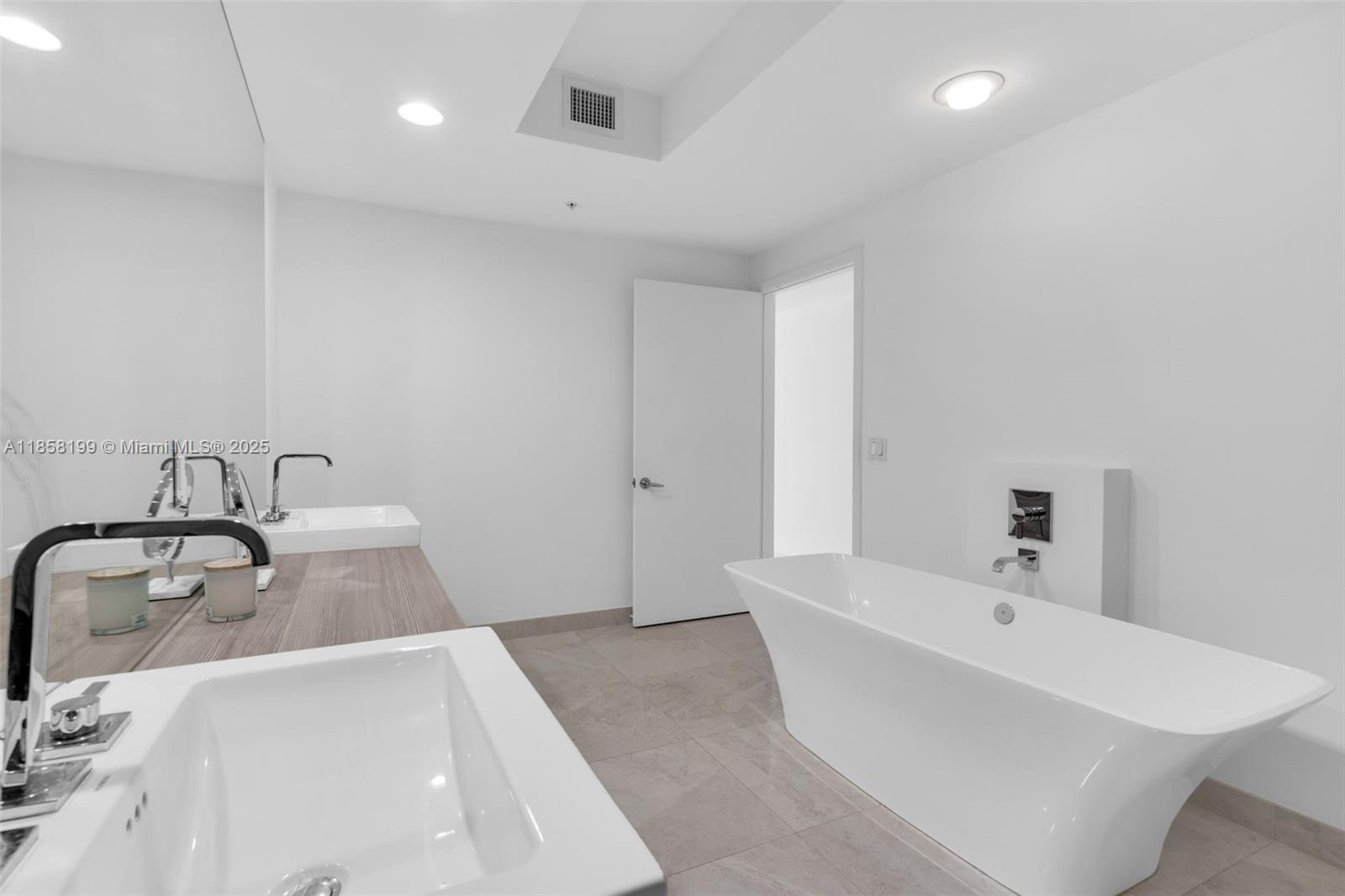 17111 BISCAYNE BL Unit: 506-S