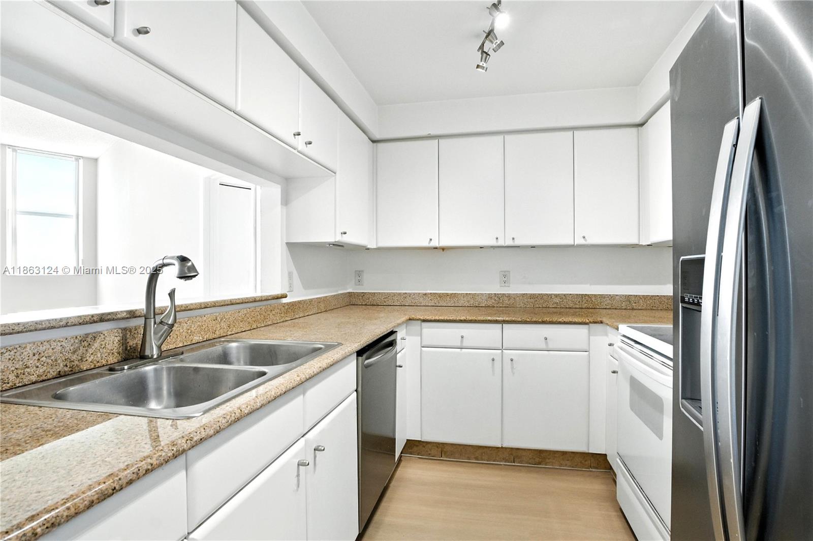 2475 Brickell Ave # 2610