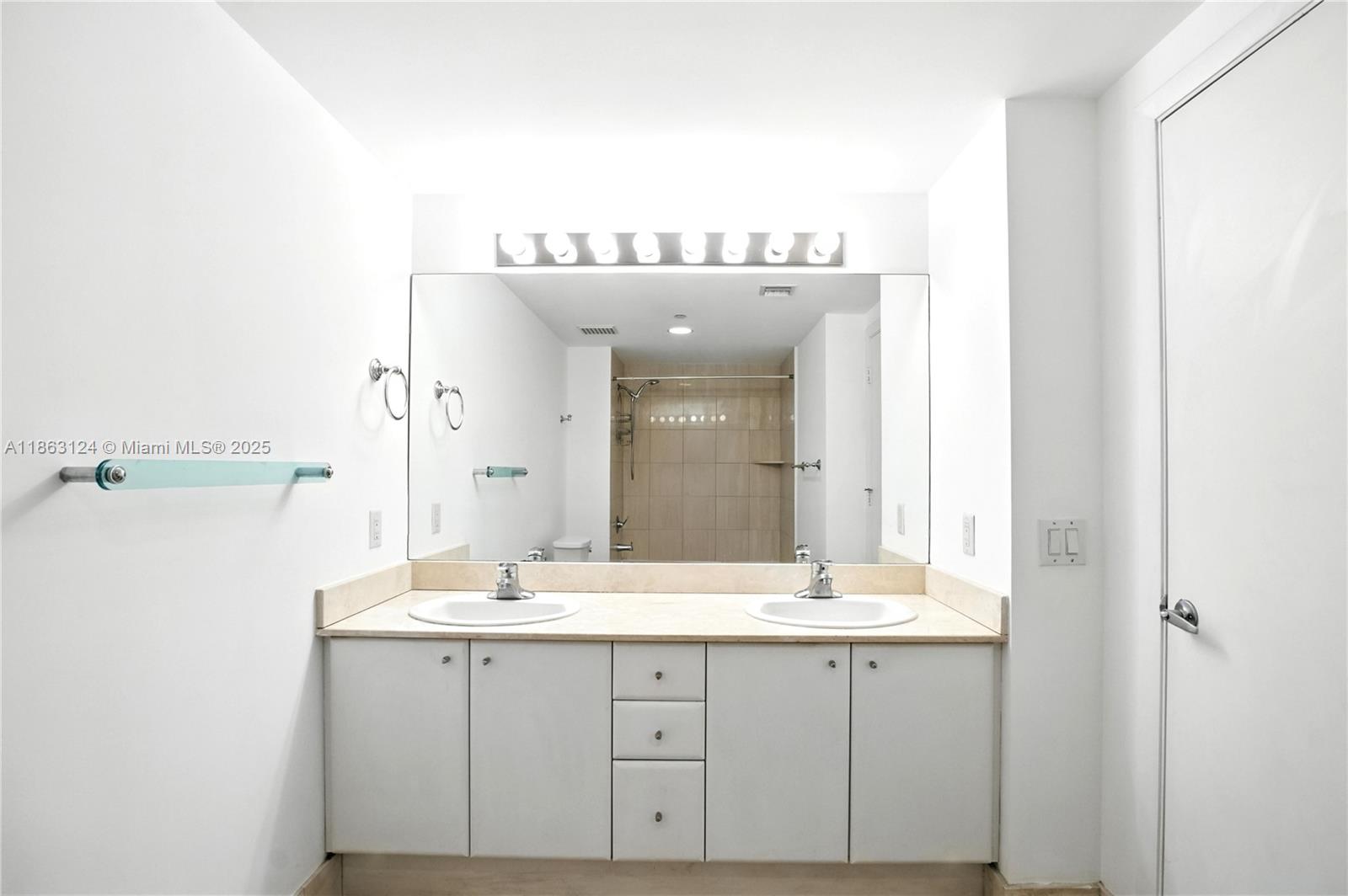 2475 Brickell Ave # 2610