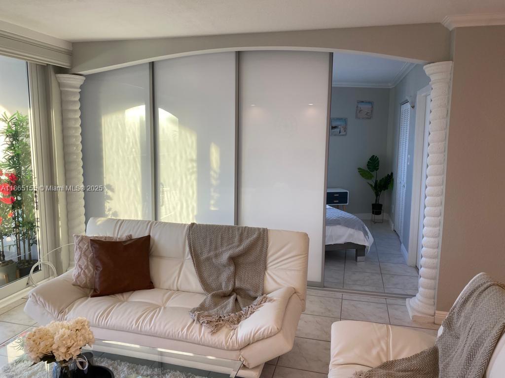 5401 Collins Ave # 1020