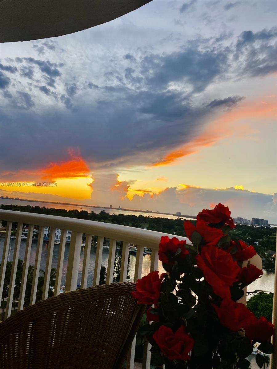 5401 Collins Ave # 1020