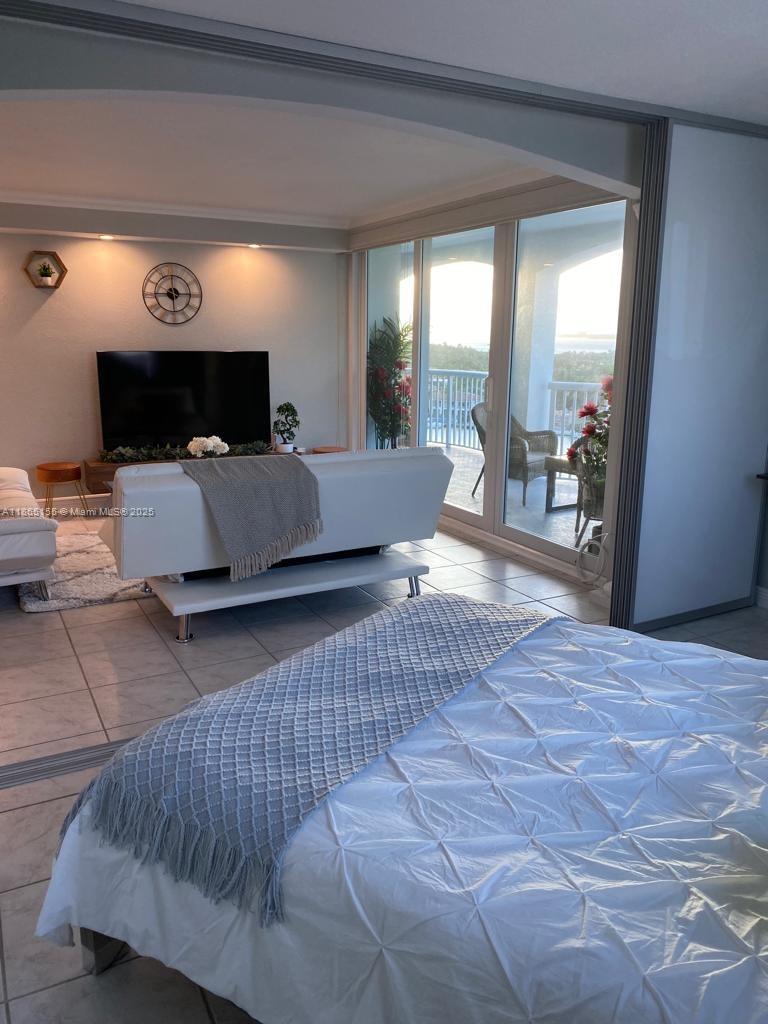 5401 Collins Ave # 1020