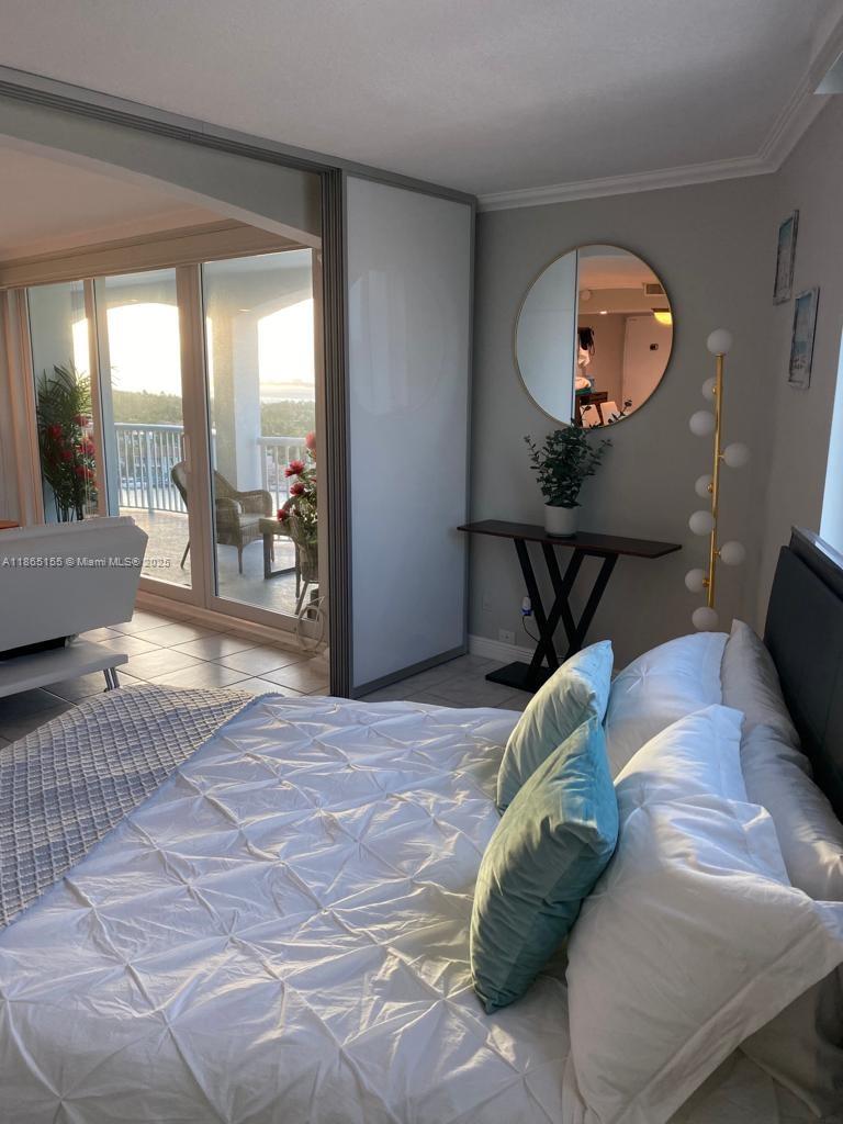 5401 Collins Ave # 1020