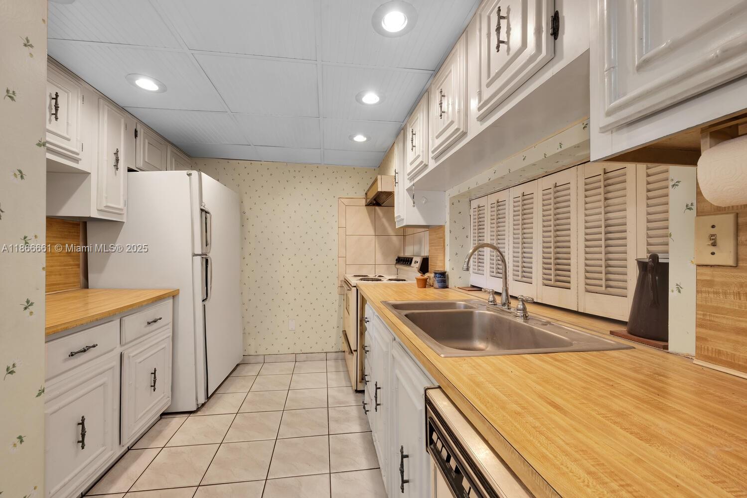 265 Grapetree Dr # 110