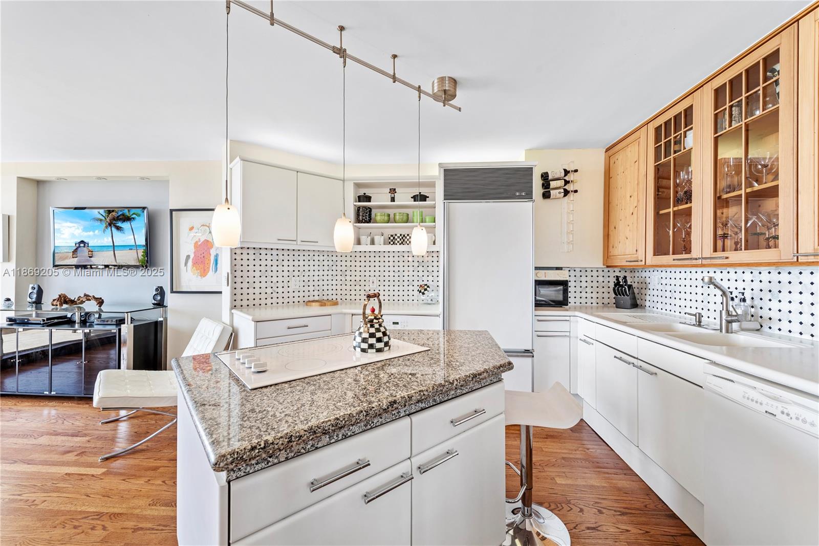 2555 Collins Ave # 607