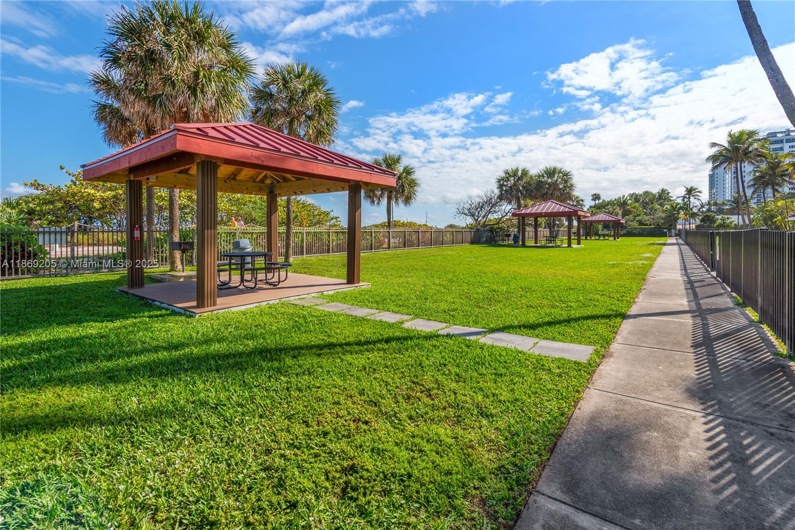 2555 Collins Ave # 607