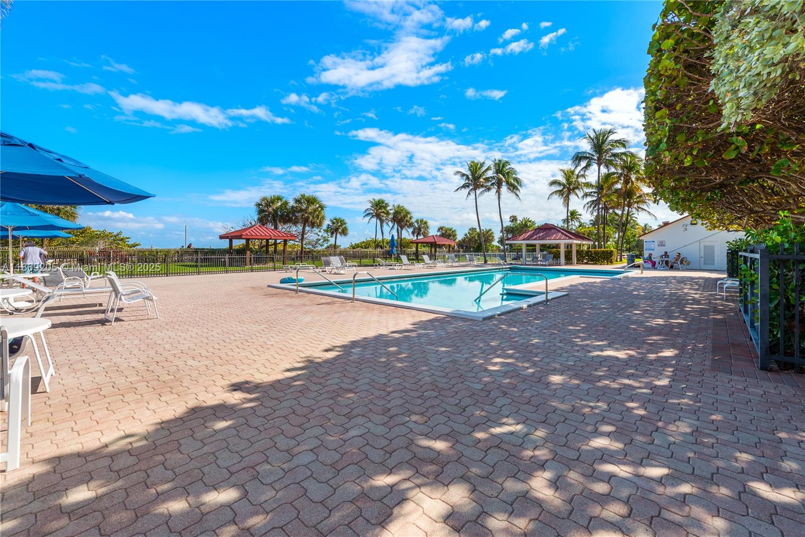 2555 Collins Ave # 607