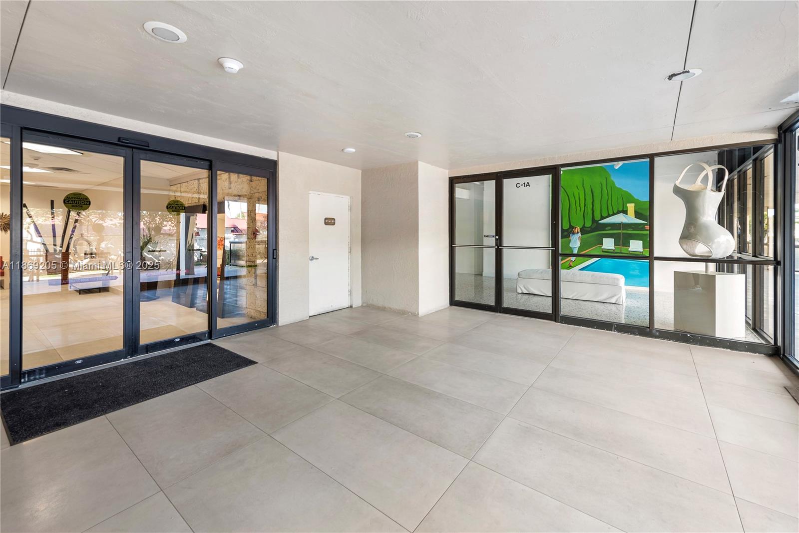 2555 Collins Ave # 607