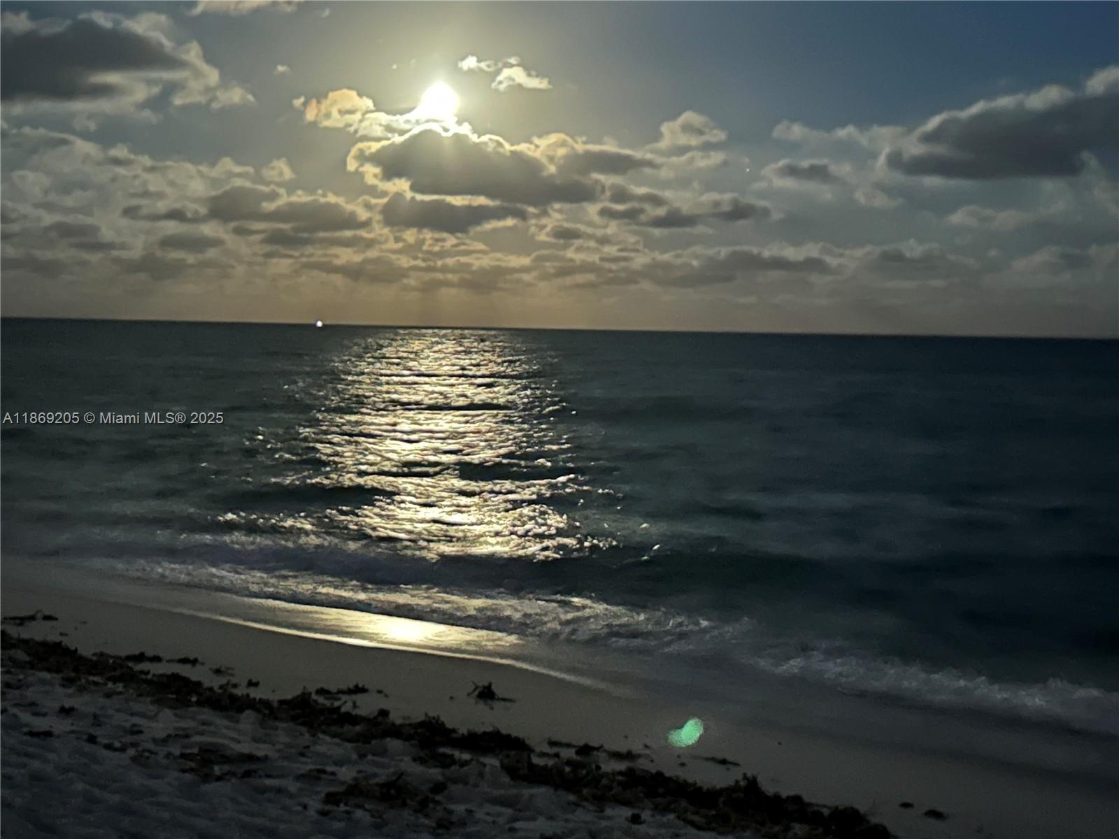 2555 Collins Ave # 607